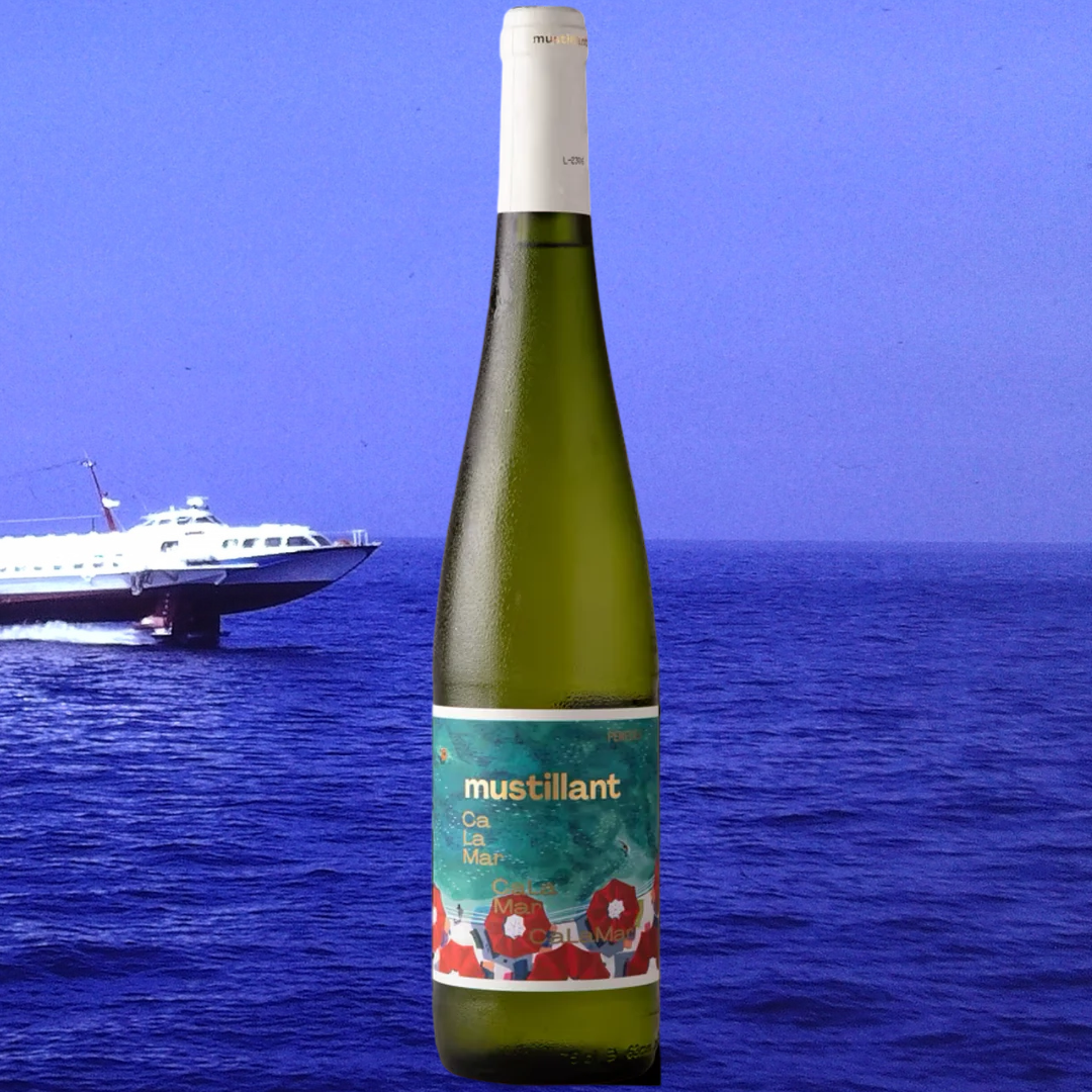 Bottle of Gramona 'Ca la Mar' Mustillant Blanc 2023 in front of a Mediterranean coastal scene with soft fizz energy.
